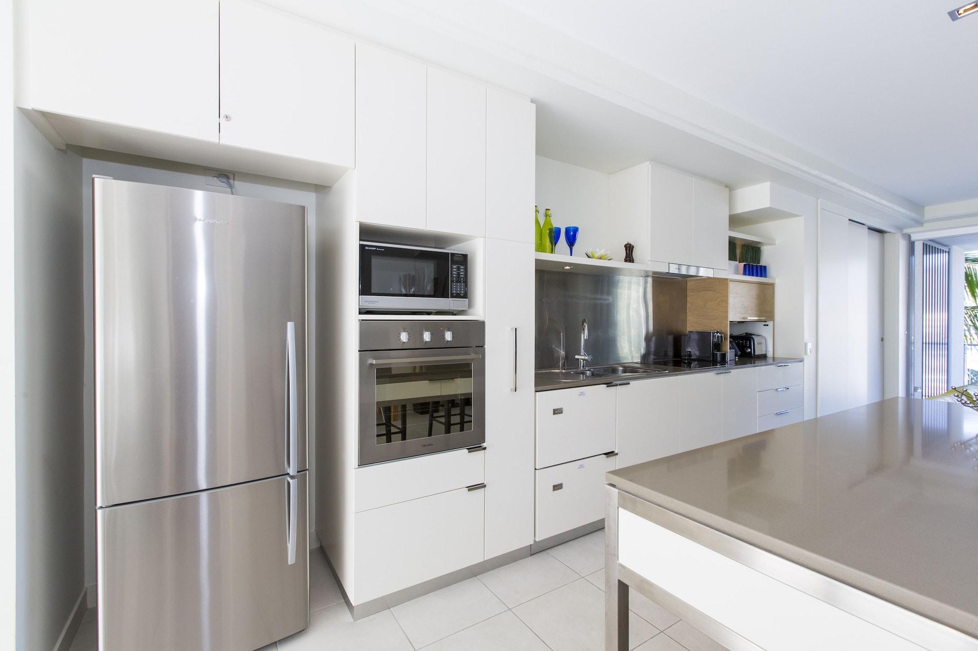 Готель Peppers Blue On Blue Nelly Bay Екстер'єр фото A modern kitchen