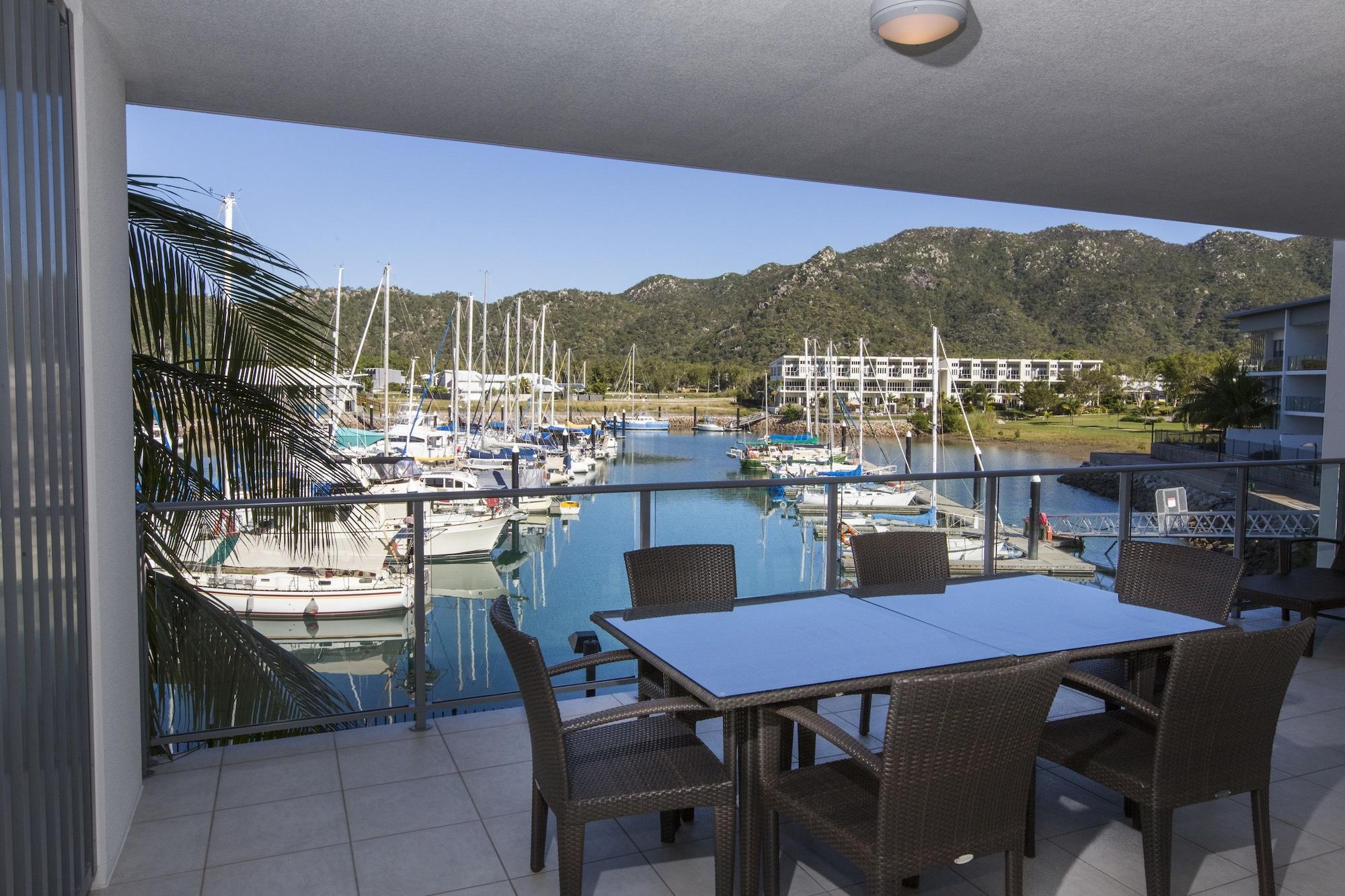 Готель Peppers Blue On Blue Nelly Bay Екстер'єр фото View of the marina from a private balcony