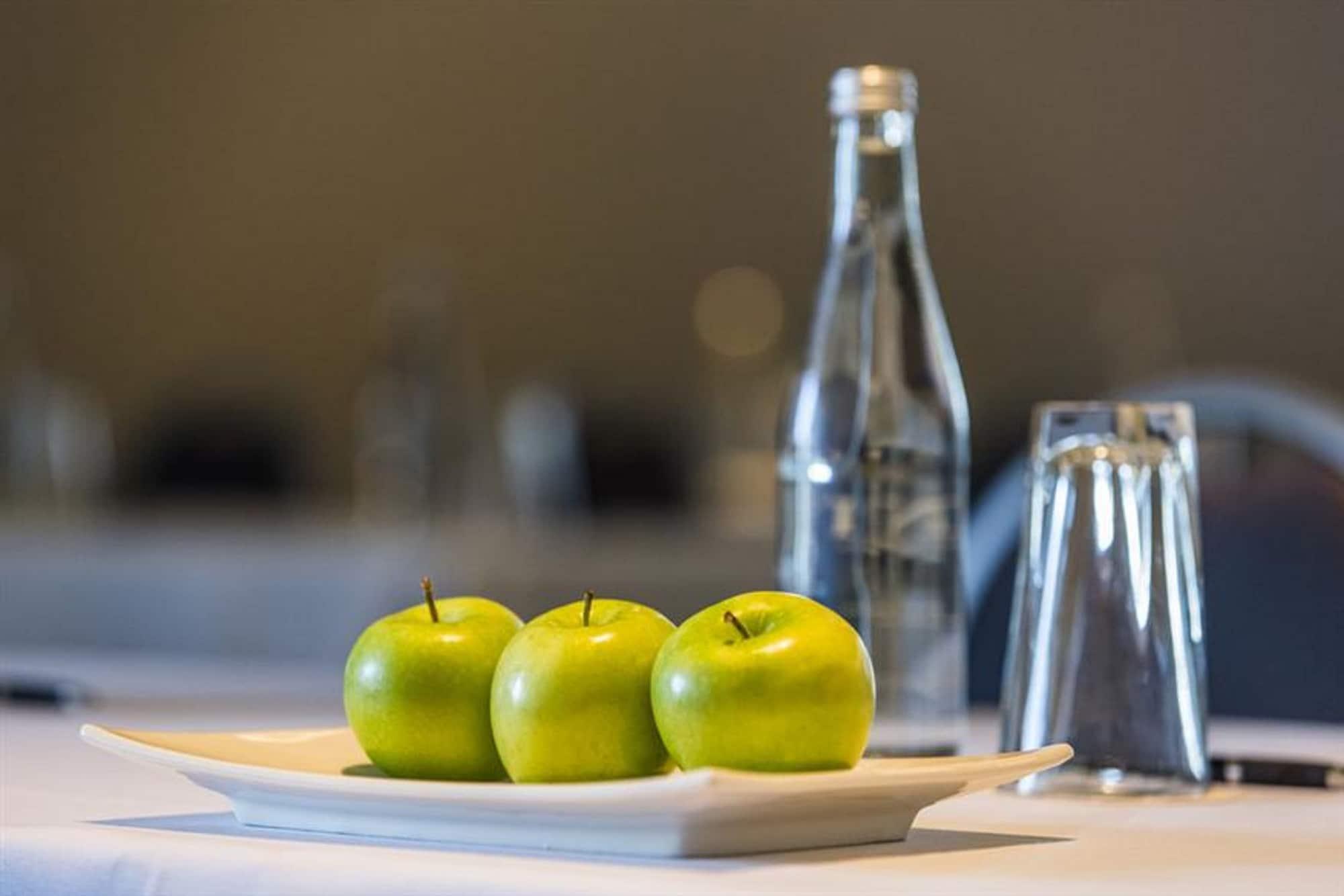 Готель Peppers Blue On Blue Nelly Bay Екстер'єр фото A bottle of water and apples on a table