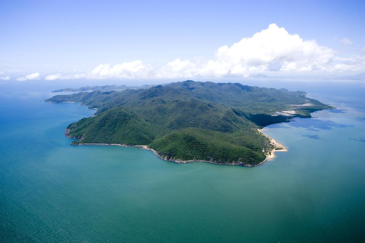 Готель Peppers Blue On Blue Nelly Bay Екстер'єр фото Aerial view of the island