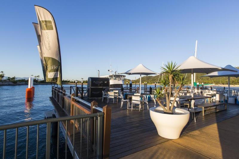 Готель Peppers Blue On Blue Nelly Bay Екстер'єр фото The Deck at Mooloolaba Marina